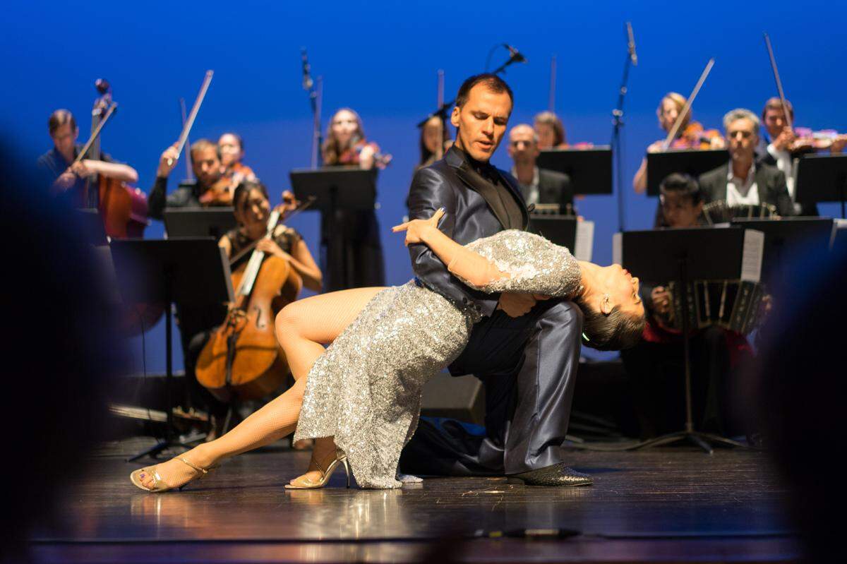 New World Symphony arranca el año con el tango de Buenos Aires, una experiencia interactiva en el New World Center el viernes 7 de enero. Ana Padron y Diego Blanco dirigen una clase de baile.