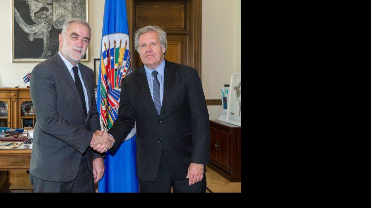 Luis Moreno Campo, ex fiscal jefe de Corte Penal Internacional, y Luis Almagro, secretario general de la OEA. 