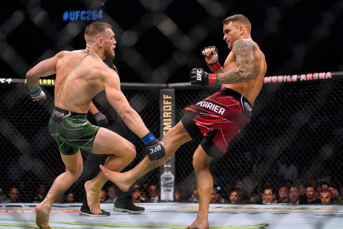 Dustin Poirier, derecha, patea a Conor McGregor durante una pelea de artes marciales mixtas ligeras de UFC 264 el sábado 10 de julio de 2021 en Las Vegas.