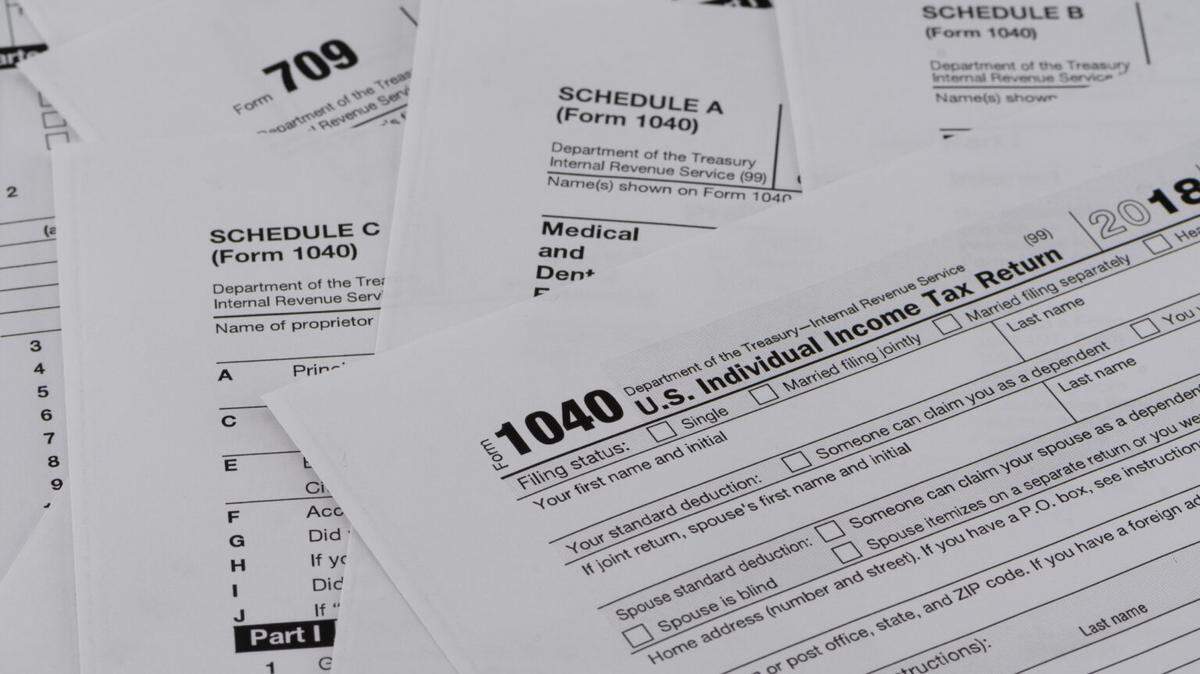 Varias formularios de declaración de impuestos del IRS de EEUU.