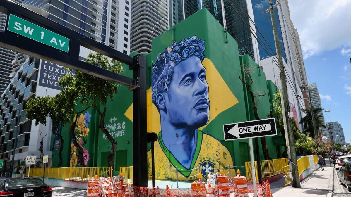 Mural con la imagen del furbolista brasileño Neymar en la esquina de la avenida 1 y calle 8 del SW en Miami. Los brasileños ocupan el primer lugar entre los compradores extranjeros en el sur de la Florida.