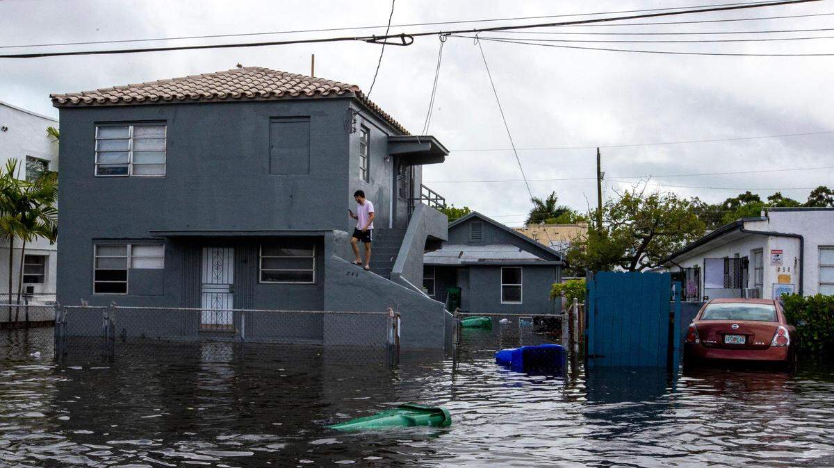 Una persona contempla la inundación desde la escalera de una casa en la calle 3ª del SW en La Pequeña Habana el 4 de junio de 2022.