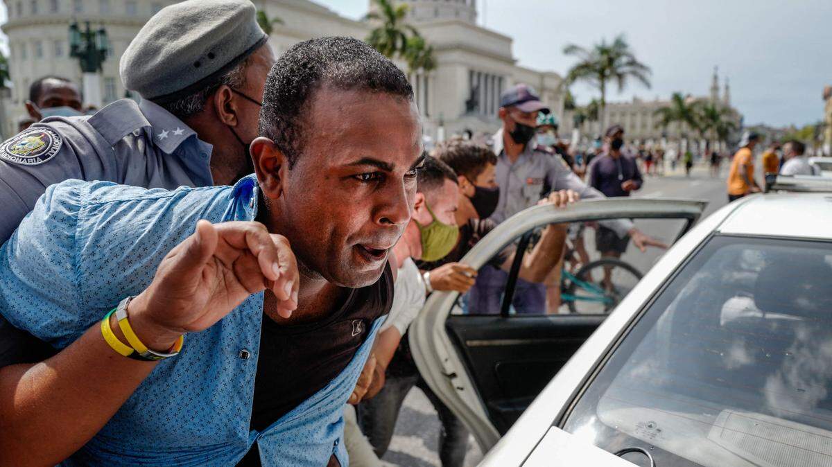 Policías arrestan a un manifestante en una de las protestas que se sucedieron durante el domingo y continuaron hasta el lunes 12 de julio en varias ciudades de Cuba. En este caso la protesta es frente al Capitolio habanero y se escucharon cantos de ‘Abajo la dictadura’ y ‘Queremos libertad’.