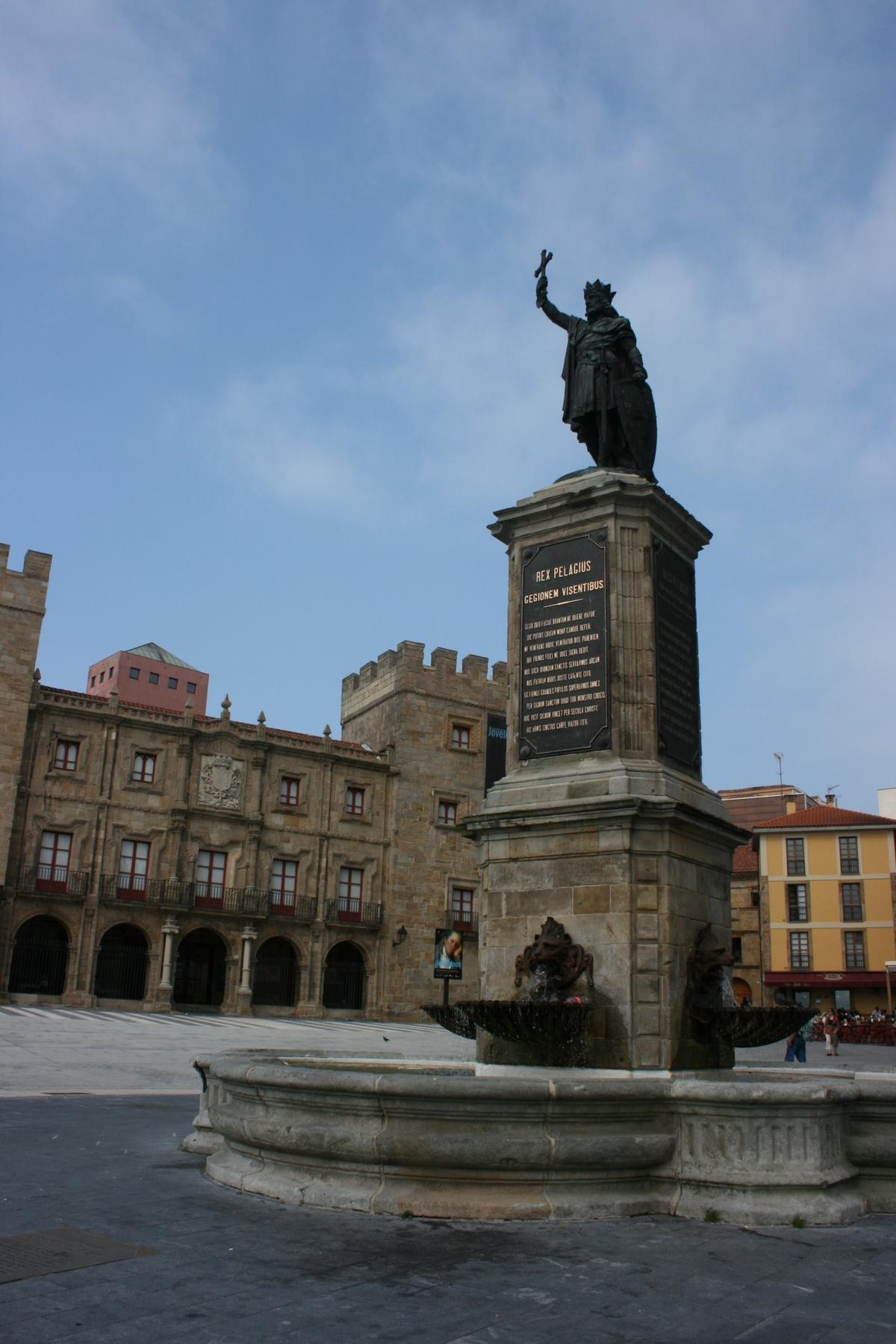 Estatua del Rey Pelayo en la Plaza del Marqués.