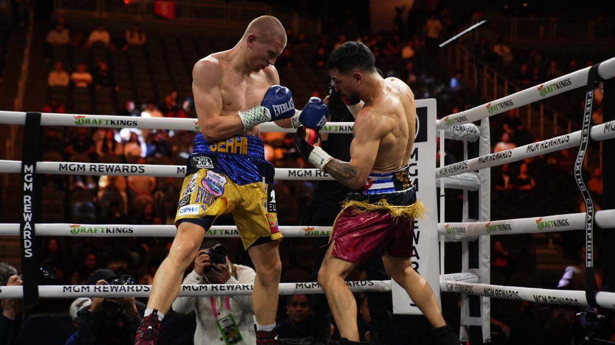 Brian Marino Mendoza (der.) perdió por decisión unánime ante Serhii Bohachuk, el sábado en Las Vegas.