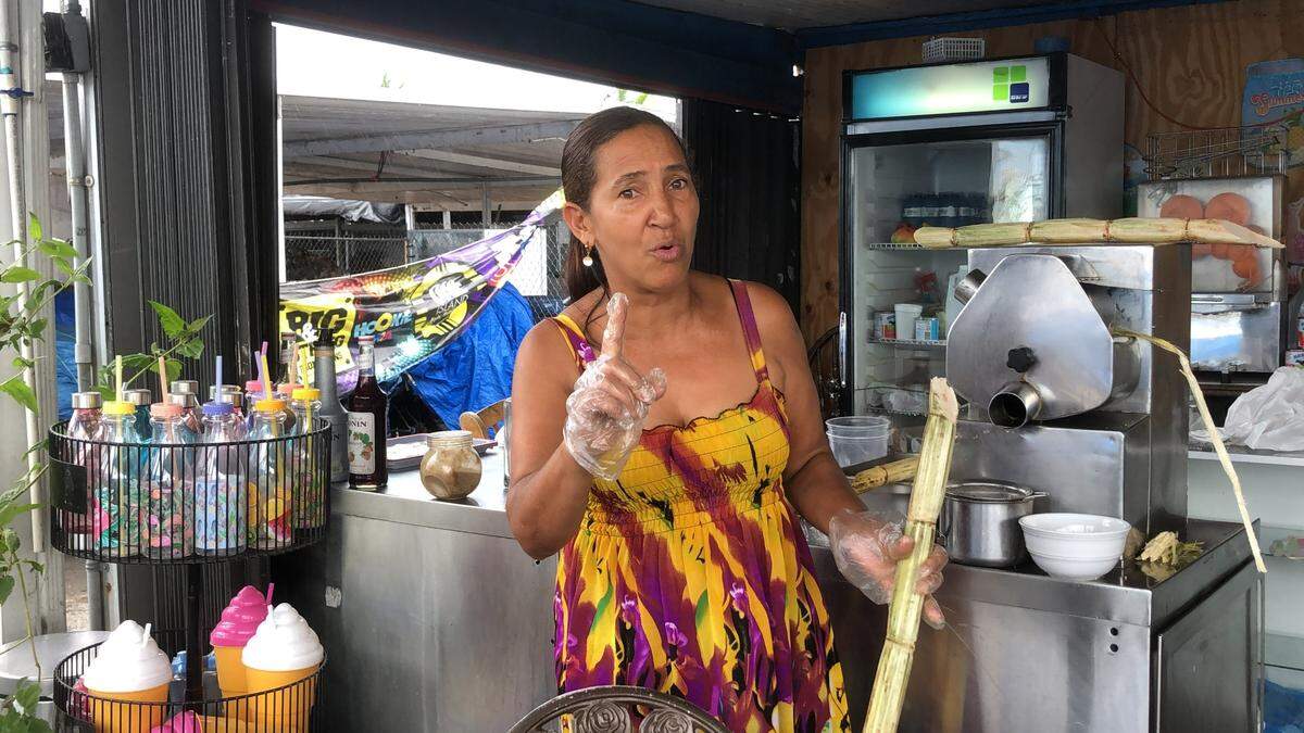 Claribel Vázquez, dominicada de 50 años, radicada en Miami desde hace 31 años y dueña de un puesto de jugos naturales en el pulguero de Opa− Locka Hialeah increpa a los comisionados de Miami−Dade por no hacer nada para evitar el desalojo de los los comercios que funcionan en dicho mercado popular