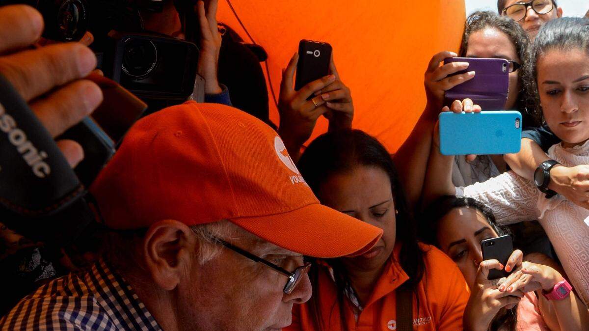 Lilian Tintori, esposa del preso político venezolano Leopoldo López, firma para activar el proceso de revocatorio del presidente Nicolás Maduro, el miércoles en Caracas.  