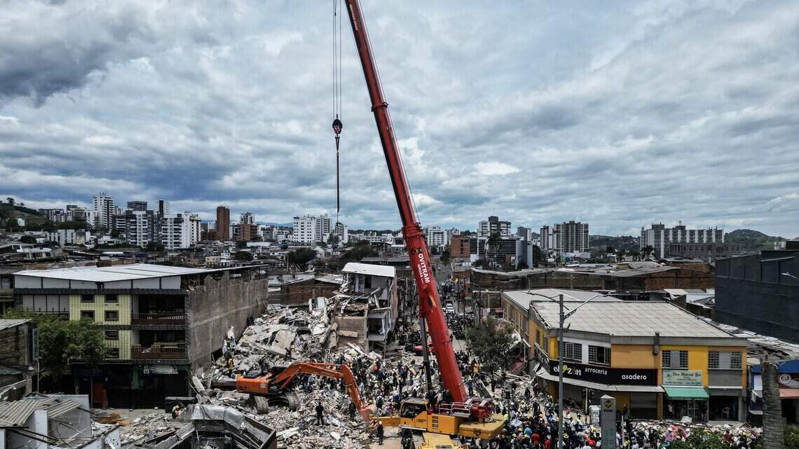 Socorristas estadounidenses llegan a Colombia para rescatar personas tras el terremoto
