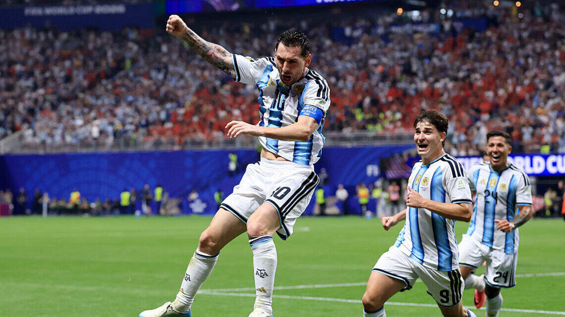 Con Messi vestido de faraón, Argentina protagoniza una remontada épica y pasa a cuartos en el Mundial