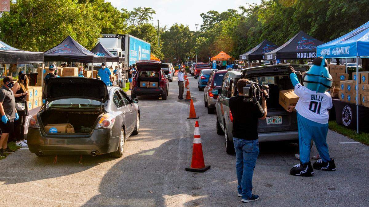 El evento comunitario más importante del sur de la Florida antes del Día de Acción de Gracias regresa al loanDepot park, cuando los Marlins y la Fundación Miami Marlins realizarán la distribución anual de Home Plate Meals.