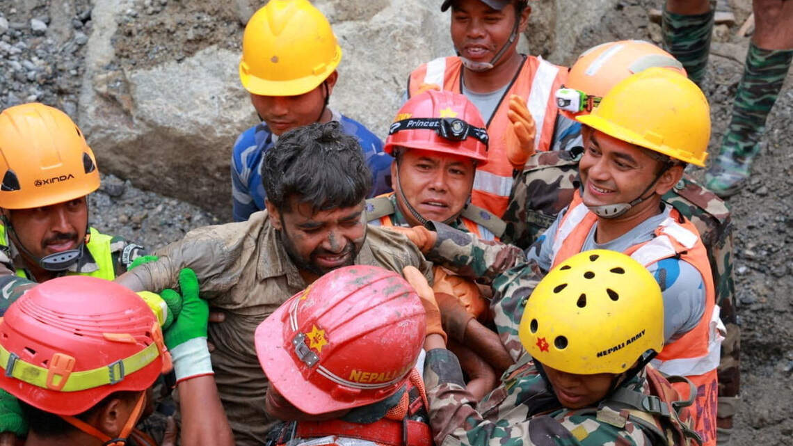 Milagro en Nepal: rescatan con vida a dos obreros atrapados en un túnel durante nueve días