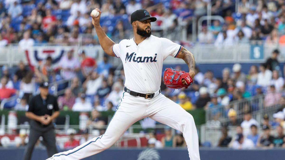 El abridor dominicano de los Marlins Sandy Alcántara lanza en el primer inning del partido ante los Piratas de Pittsburgh, celebrado el 27 de marzo de 2025 en el loanDepot park en Miami.