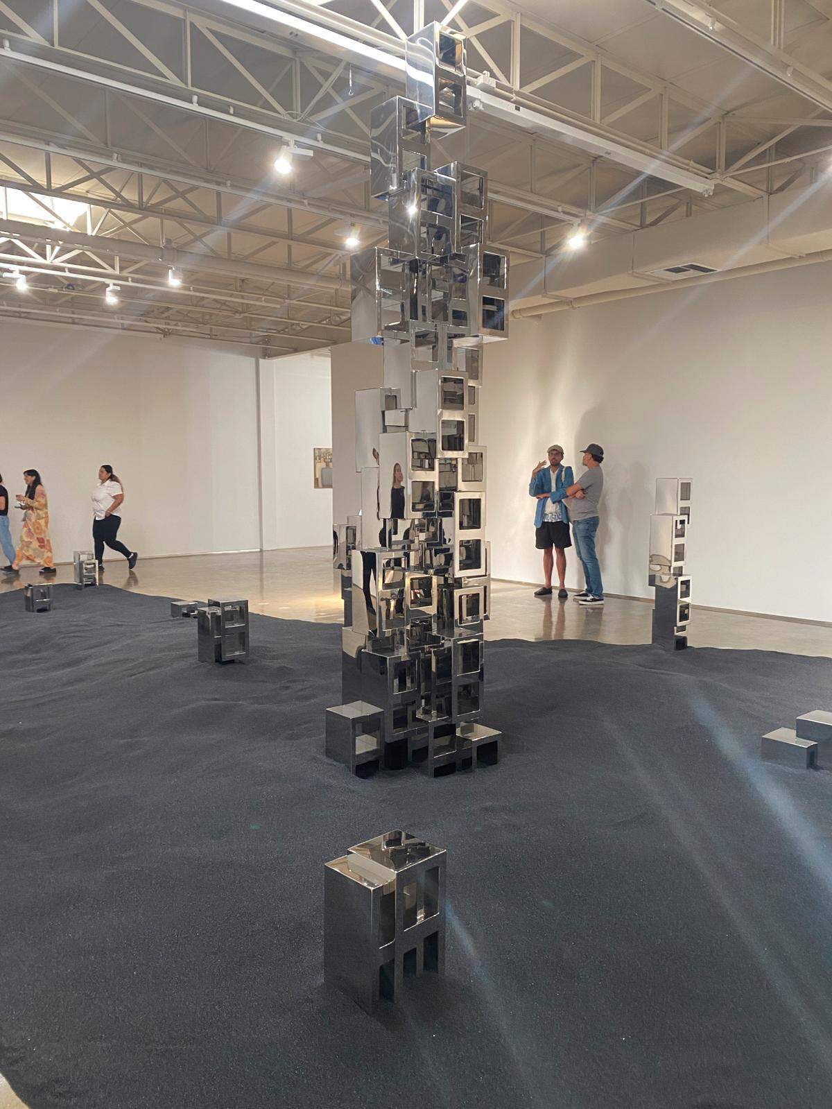 “Pillar XXIVS”, 2024, parte de la exhibición .“Estructura divergente”, de Guillermo García-Cruz. Acero inoxidable. Piero Atchugarry Gallery, Miami.