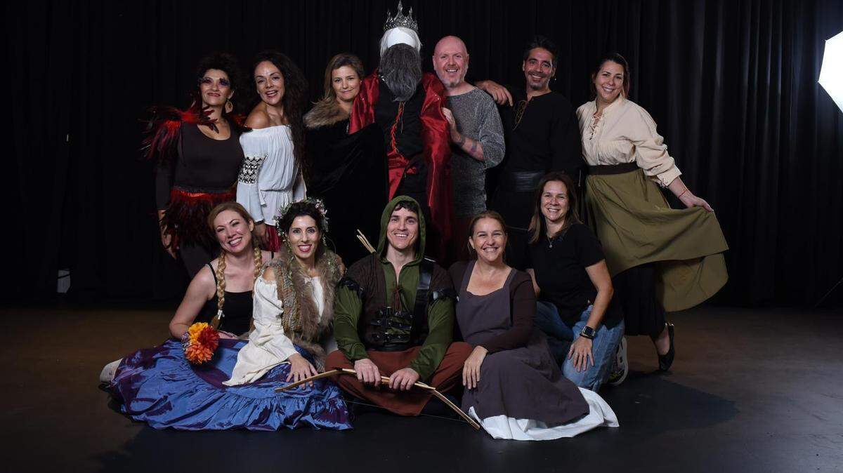 Elenco de la obra “Spanglish Robin Hood” que ofrece “una versión de Robin Hood muy Miami”.