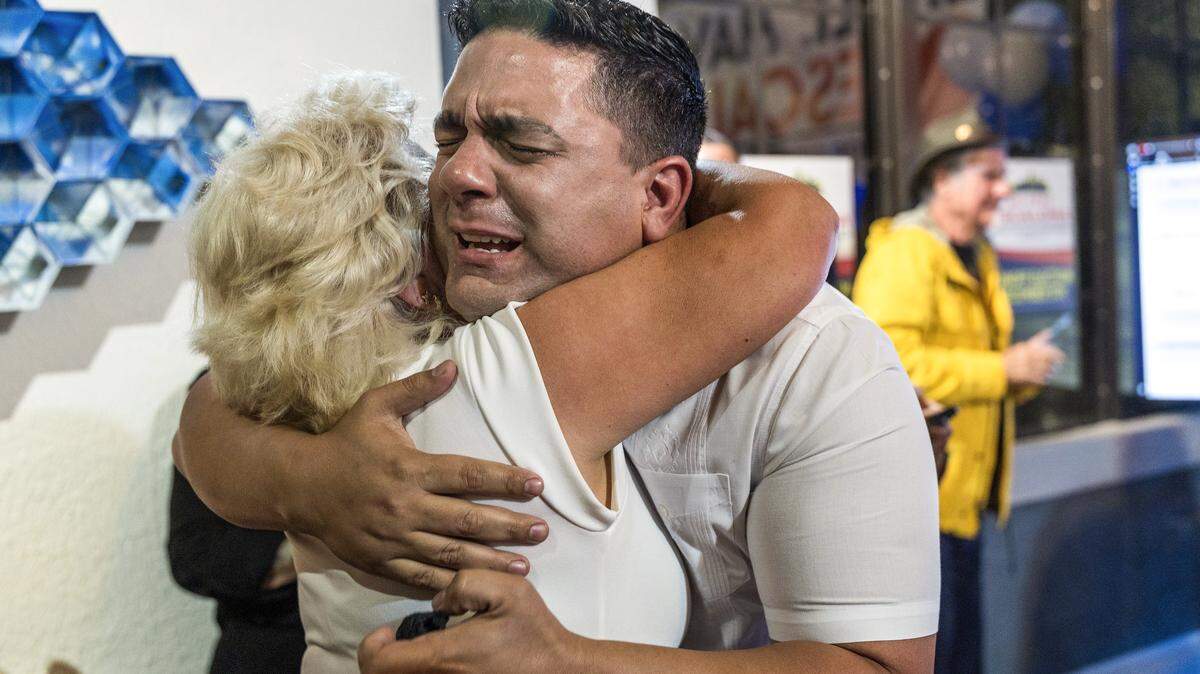 Mayra Guerra abraza a su hijo Rolando Escalona luego de la victoria en segunda vuelta sobre Frank Carollo para el distrito 3 de Miami.