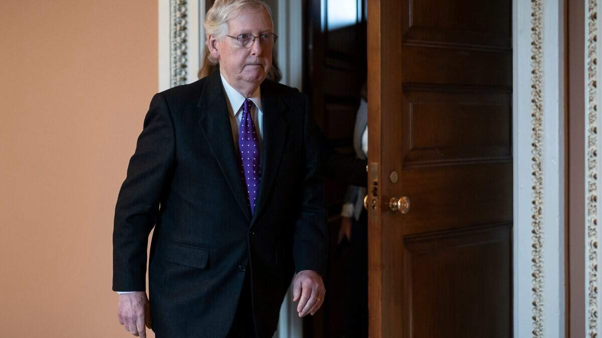 El líder del Senado, el republicano Mitch McConnell, logró convencer a los miembros de su partido para que no permitieran la presencia de testigos y la presentación de nueva evidencia durante el juicio político (impeachment) del presidente Donald Trump.