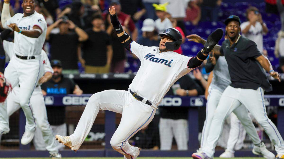 Yuli Gurriel anota la carrera del triunfo de los Marlins en el noveno inning del partido contra los Cardenales de San Luis, celebrado el 5 de julio de 2023 en Miami.
