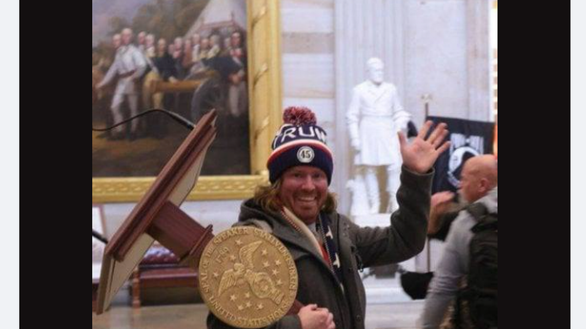Un hombre que se ha visto en una fotografía que se volvió viral cargando un atril del Congreso de Estados Unidos durante el ataque del miércoles al Capitolio fue identificado como Adam Johnson, residente de la Florida.