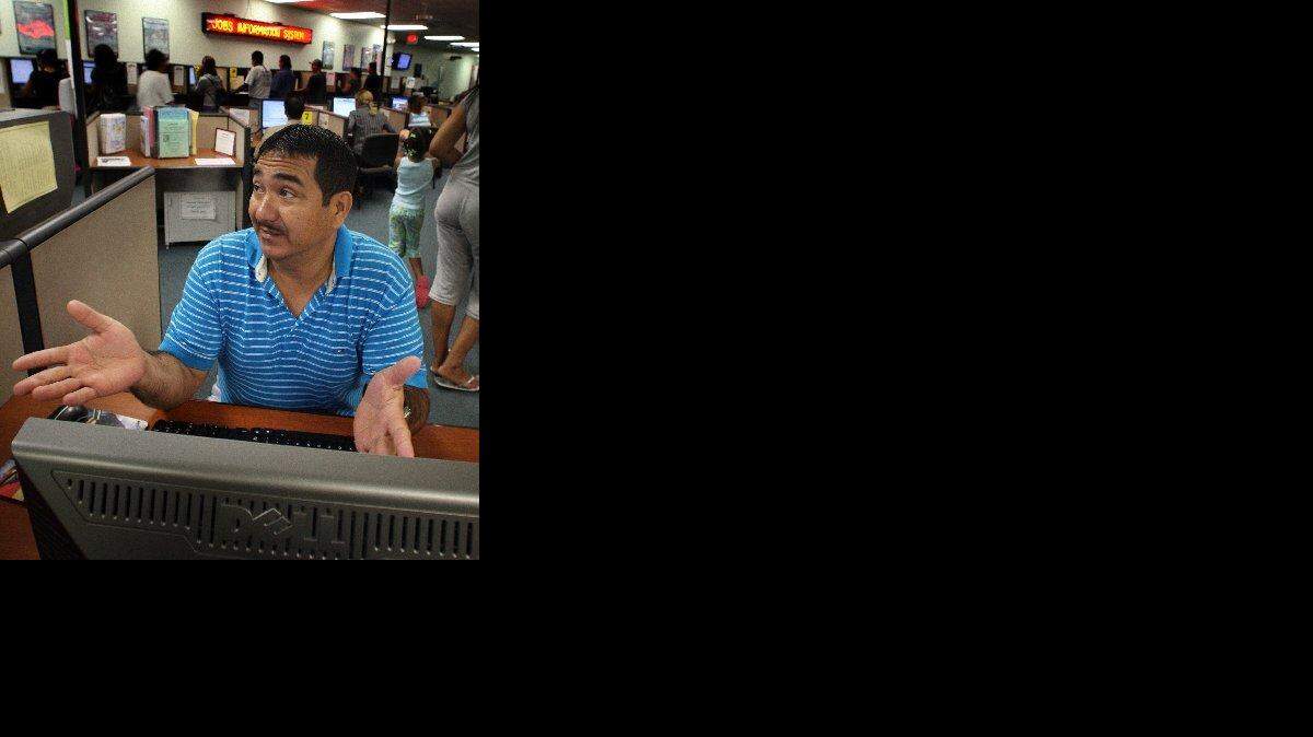 En una oficina de Workforce One de Hollywood, Nestor Gaibor, busca empleo.