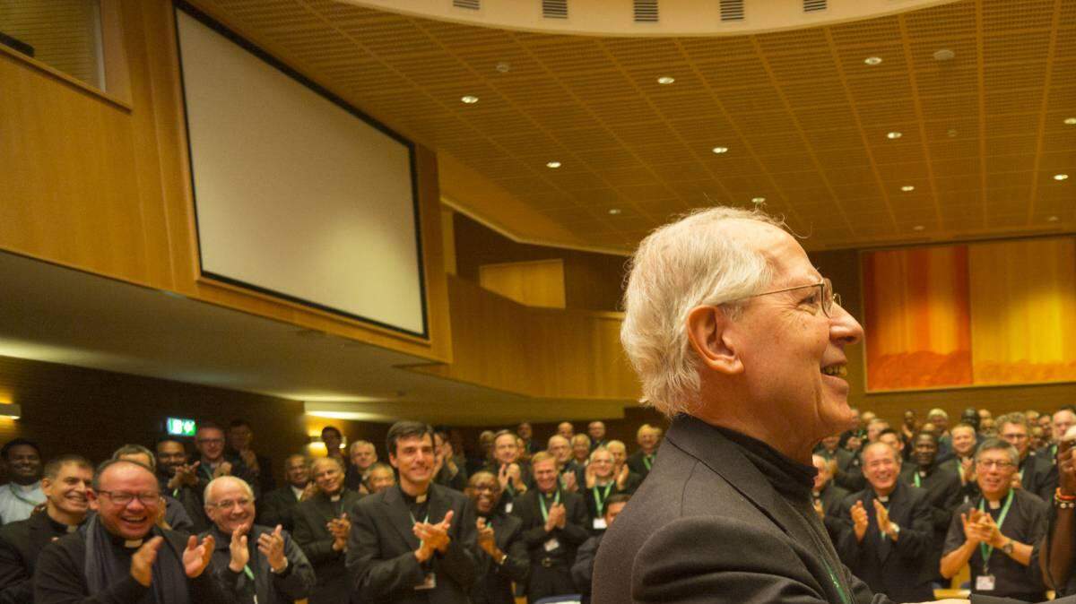 Arturo Sosa con su antecesor en el cargo, Adolfo Nicolás, tras ser elegido en Roma este viernes. CONGREGACIÓN GENERAL DE LOS JESUITAS