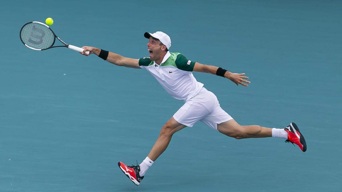 El español Roberto Bautista Agut derrotó 6-3, 4-6 y 7-6 (9/7) al estadounidense John Isner en dos horas y 18 minutos de juego, el 30 de marzo de 2021 en el Hard Rock Stadium de Miami Garden.