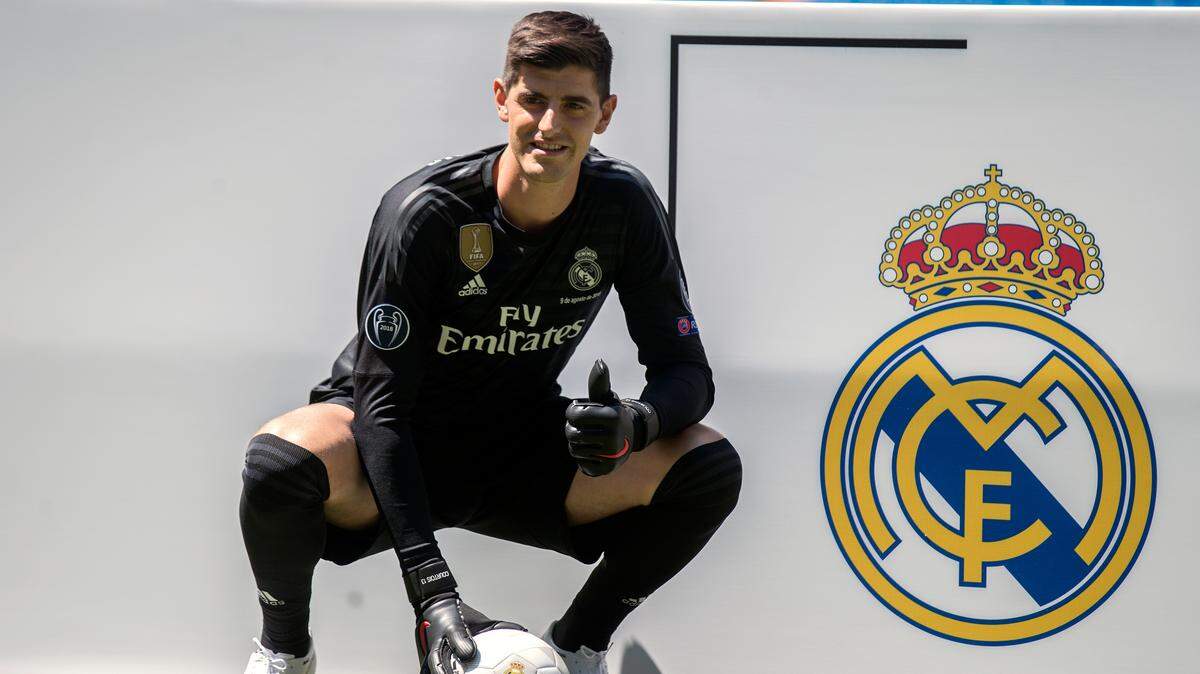 El portero belga Thibaut Courtois posa ante la prensa en su presentación como jugador del Real Madrid, el 9 de agosto de 2018 en el estadio Santiago Bernabéu de Madrid.