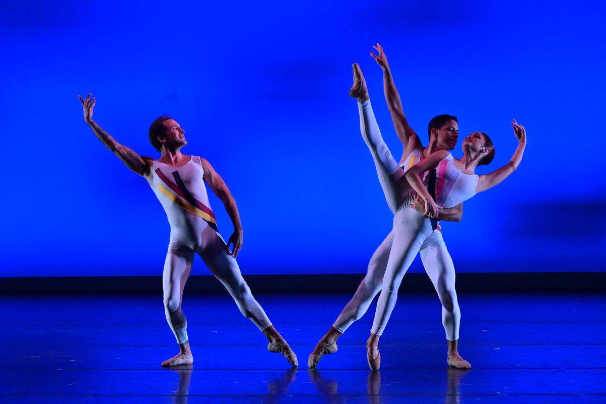 Dimensions Dance Theatre of Miami bailará en la Gala del domingo 21 de enero fragmentos de “Voyager”, coreografía de Yanis Eric Pikieris. En la foto, de izquierda a derecha, Maikel Hernández, Pedro Aldana y Miranda Montes de Oca. 