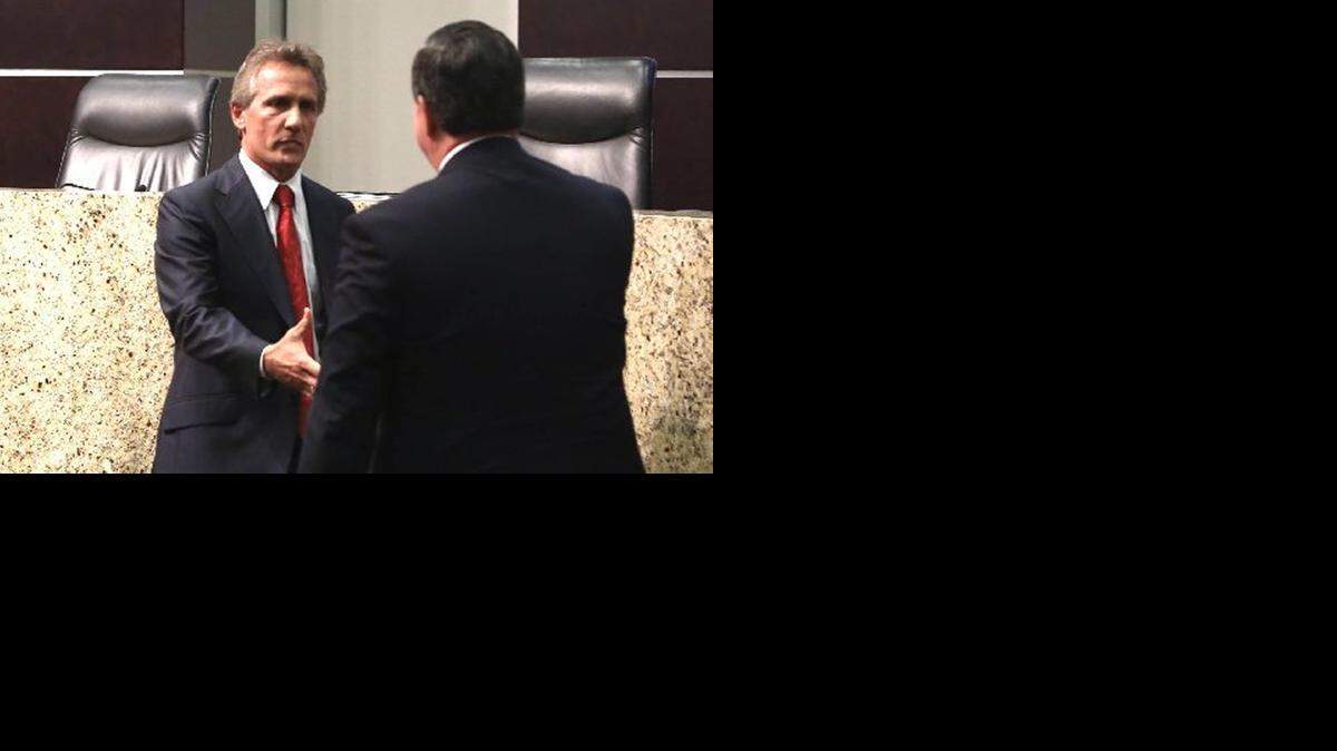 El alcalde de Doral, Luigi Boria, saluda al administrador municipal, Joe Carollo, después de finalizar su discurso sobre el estado de la ciudad el 4 de diciembre.