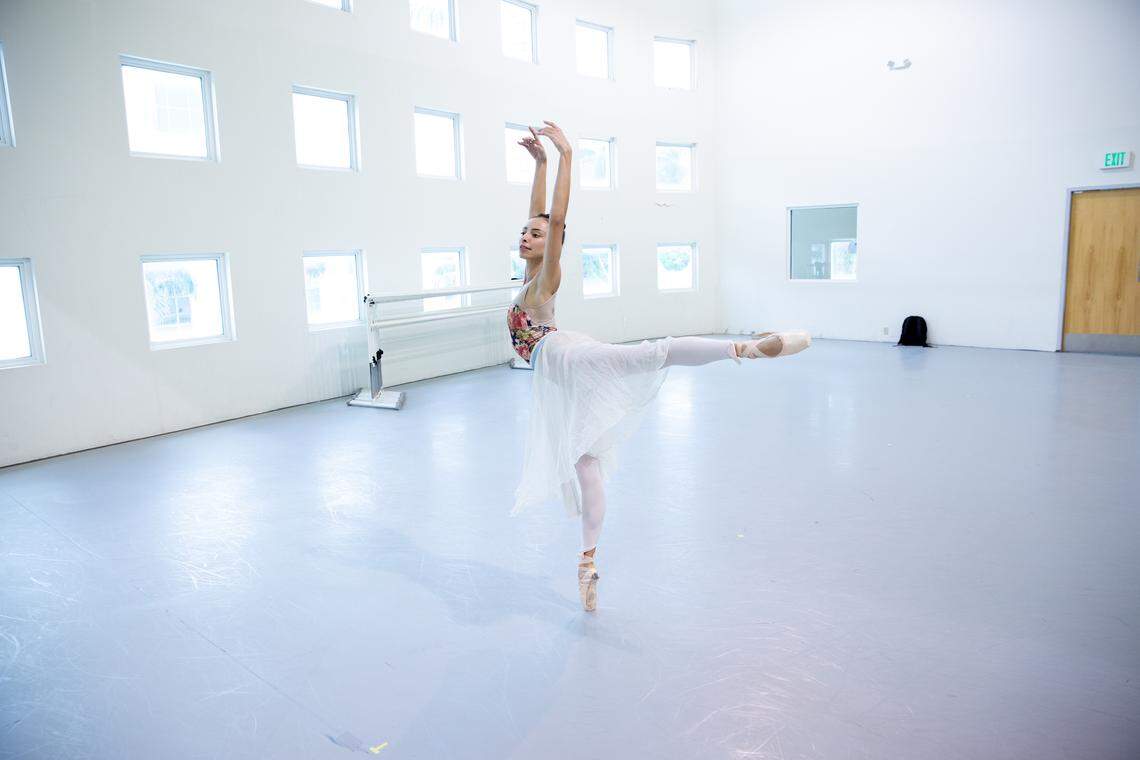 Nathalia Arja ensayando el ‘Piano Concerto No. 2’ de Chaikovsky coreografiado por George Balanchine.