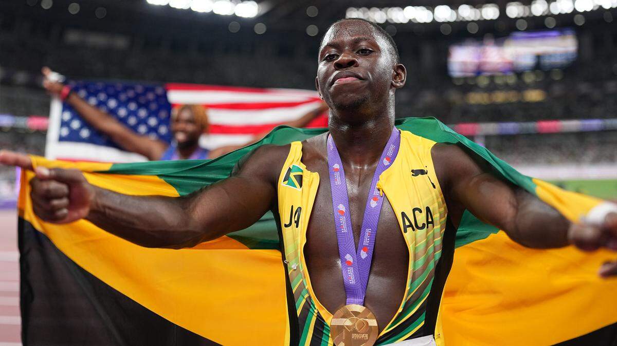Ante la atenta mirada de su compatriota y amigo Usain Bolt, el jamaicano Oblique Seville se proclamó nuevo campeón del mundo de los 100 metros, tras un acelerón final para terminar en 9 segundos y 77 centésimas, este domingo en Tokio.
