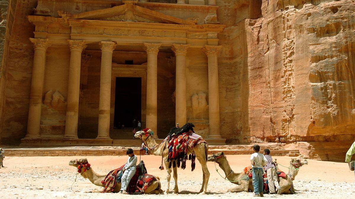 Exterior del Tesoro, Khazneh en árabe, monumento más famoso de Petra, Jordania.