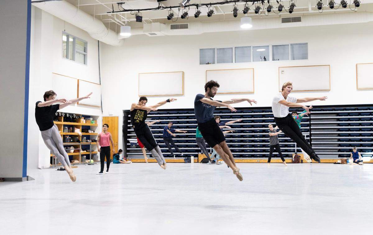 Los bailarines de Miami City Ballet ensayando “Pictures at an Exhibition”, coreografía de Alexei Ratmanksy.