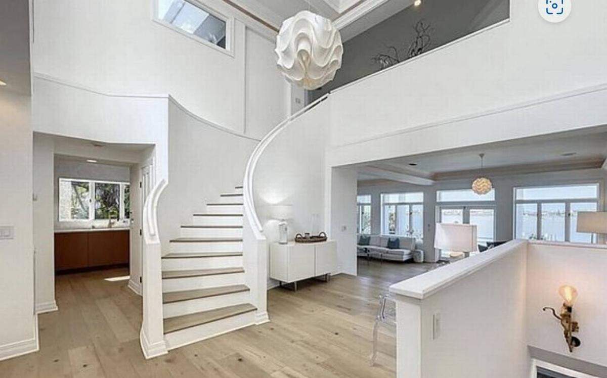 La mansión de Florida que la actriz Kirstie Alley compró a Lisa Marie Presley hace más de dos décadas se puso recientemente en el mercado por casi $6 millones/Station Square Realty LLC.