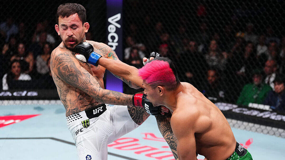 El ecuatoriano Marlon Vera sumó su cuarta derrota consecutiva tras caer el sábado en la cartelera de la UFC en México ante David Martínez (der.), quien se consolida como la nueva figura de las 135 libras. 