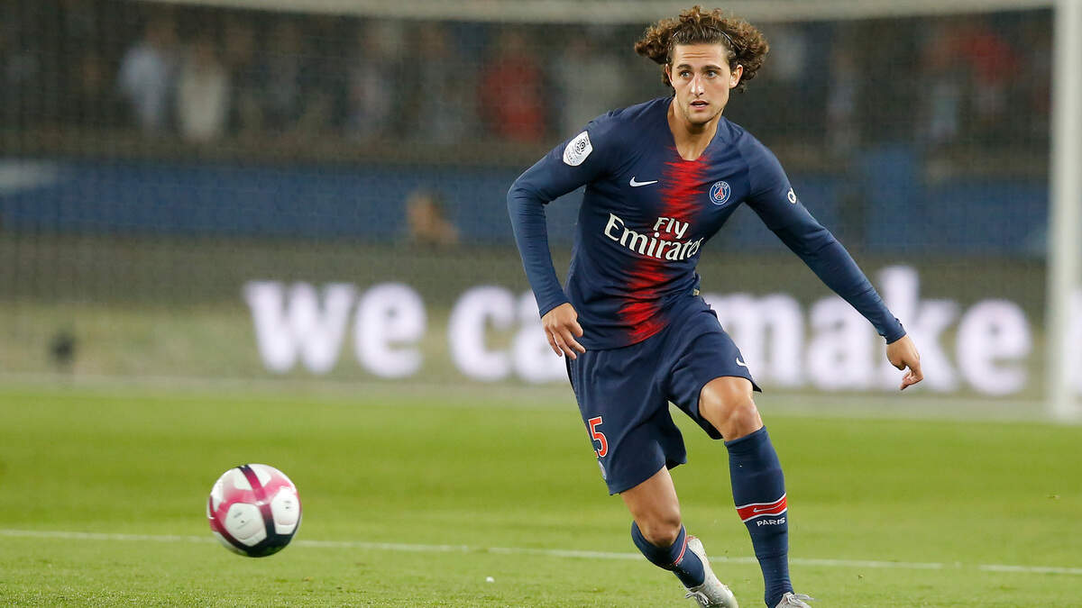 El Barcelona ha negado que haya cerrado cualquier tipo de acuerdo con el centrocampista Adrien Rabiot, jugador del Paris Saint Germain.