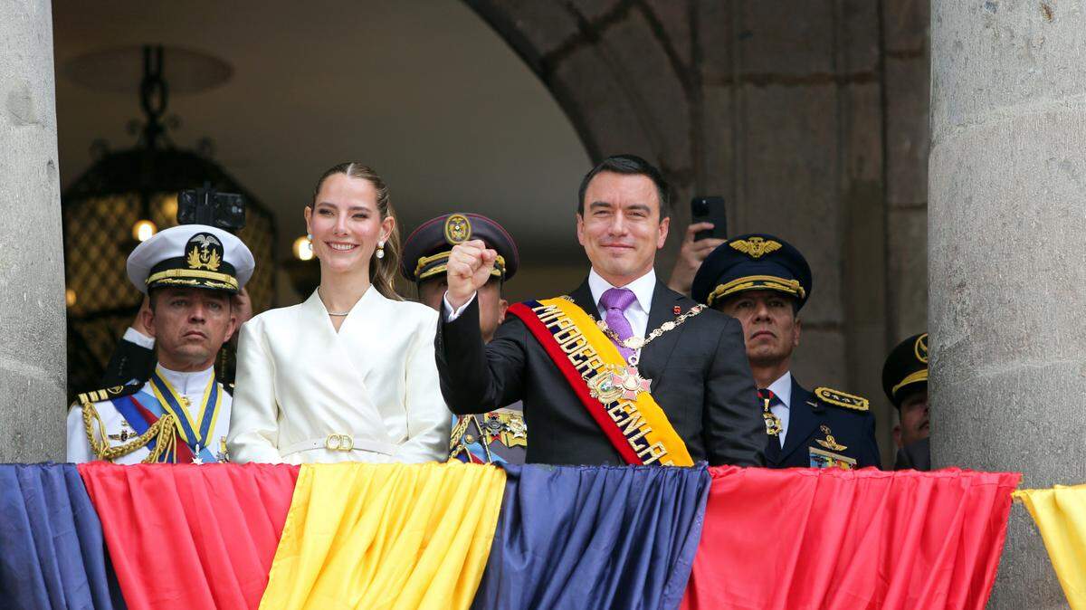 El presidente ecuatoriano Daniel Noboa (der., al frente) y su esposa, Ángela Lavinia Valbonesi, saludan a la audiencia en el palacio presidencial en Quito, Ecuador, el sábado 24 de mayo de 2025. Noboa prestó juramento el sábado para su primer mandato completo durante una ceremonia en la Asamblea Nacional en Quito.