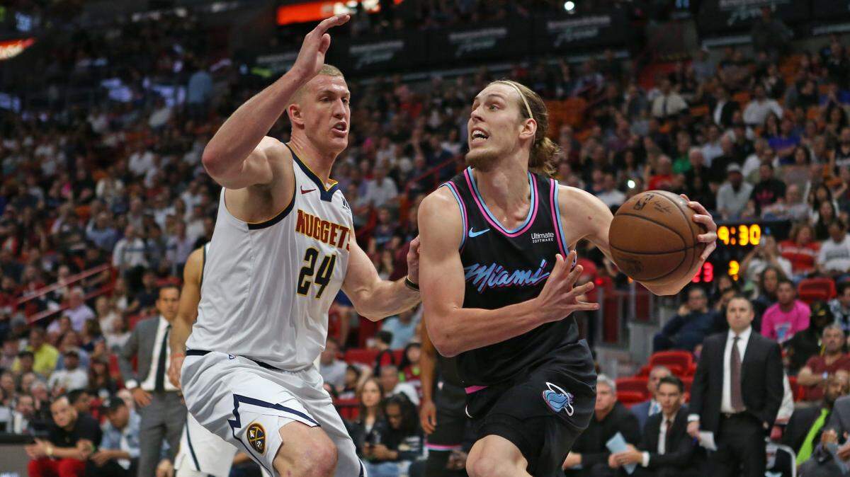 El jugador del Heat Kelly Olynyk (der.) trata de entrar al aro ante la marca de Mason Plumlee, de los Nuggets, en el segundo cuarto del partido celebrado el 8 de enero de 2019 en Miami.