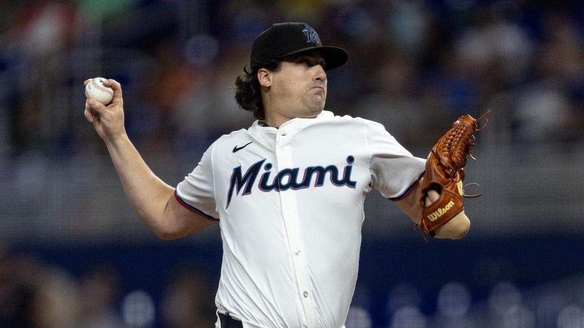 El abridor de los Marlins Cal Quantrill lanza en el tercer inning del partido ante los Astros de Houston, celebrado el 5 de agosto de 2025 en Miami.