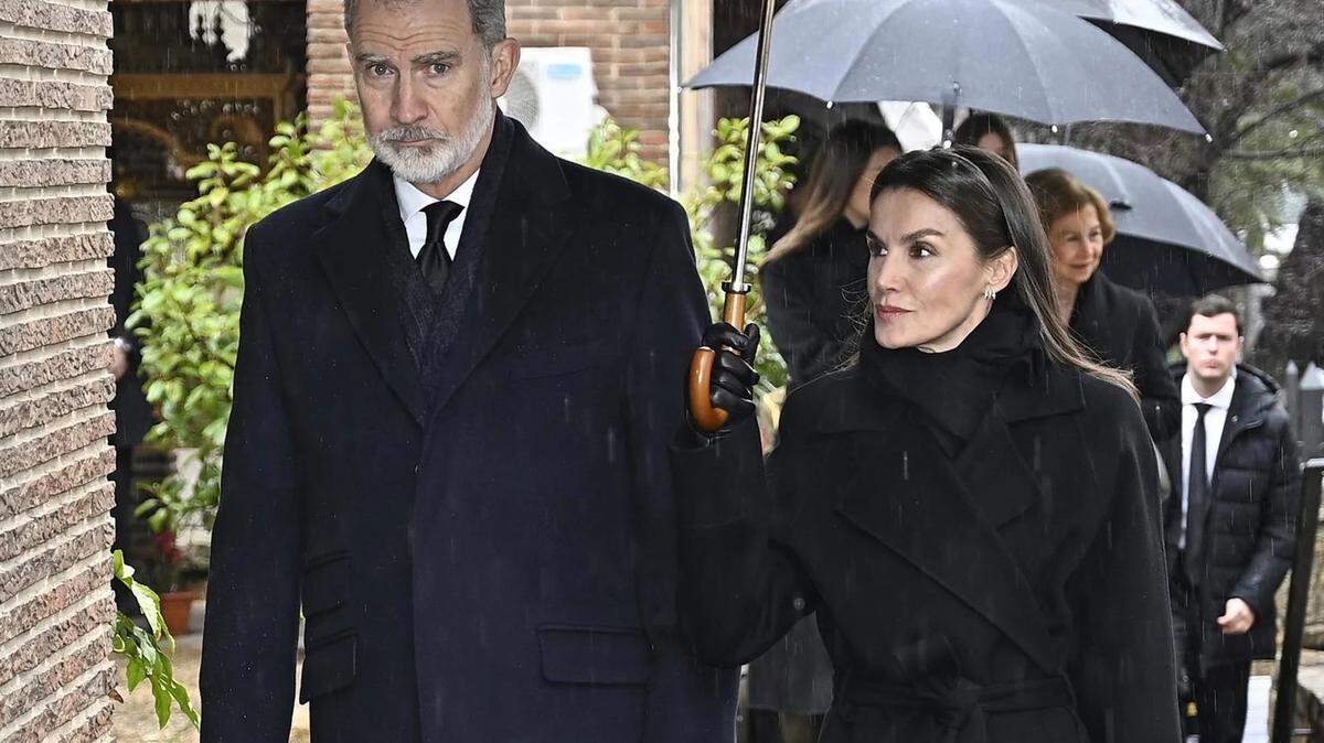Vestidos de negro, Felipe VI y Letizia llegaron poco antes de las 12H00 GMT a la localidad de Adamuz, zona cero del accidente, en la provincia andaluza de Córdoba.