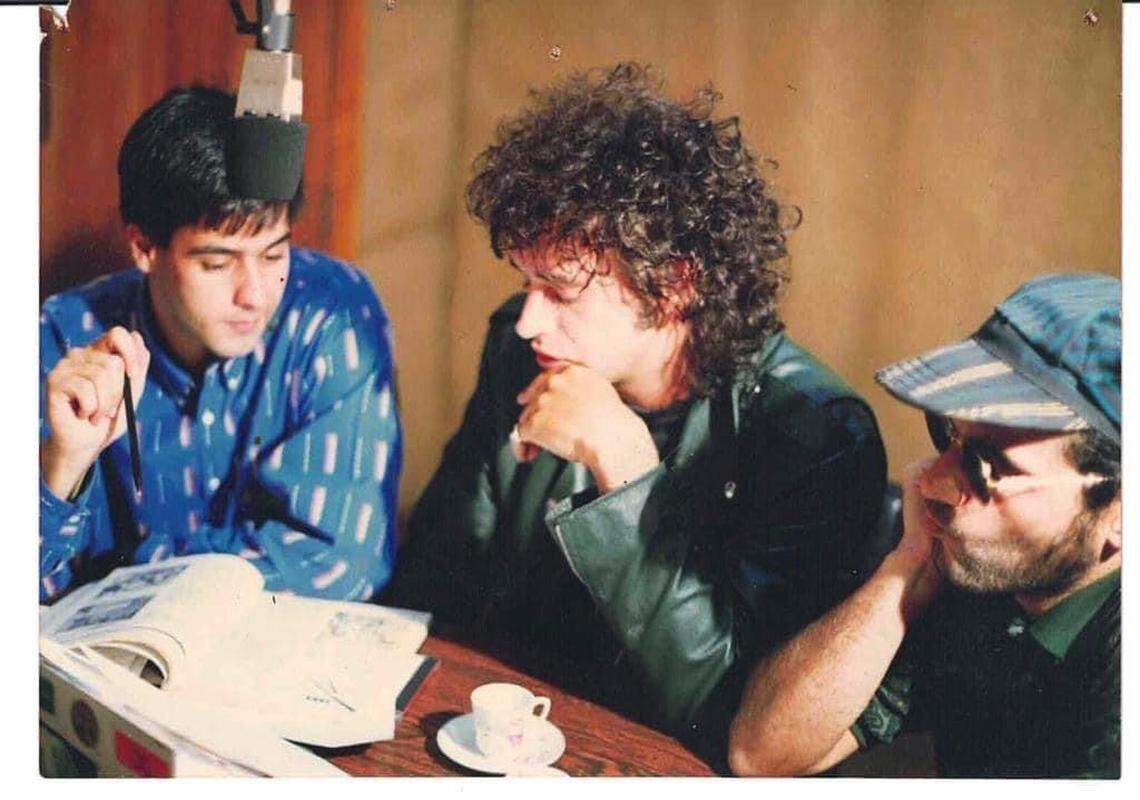 Polo Troconis cuando era más joven entrevistando a Gustavo Cerati, estrella del rock argentino.