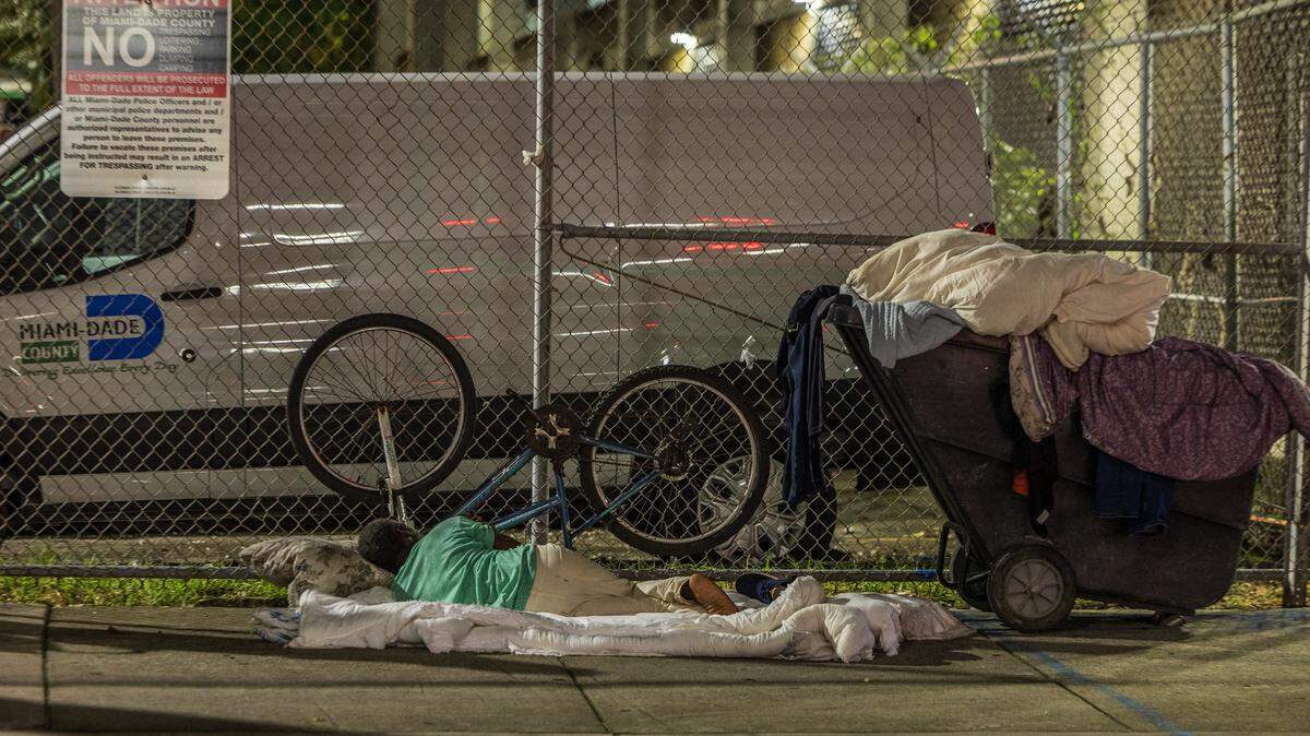 Un desamparado duerme en la acera de NW 2nd Street en el downtown durante el censo anual de verano de personas sin hogar de Miami-Dade el pasado 21 de agosto.