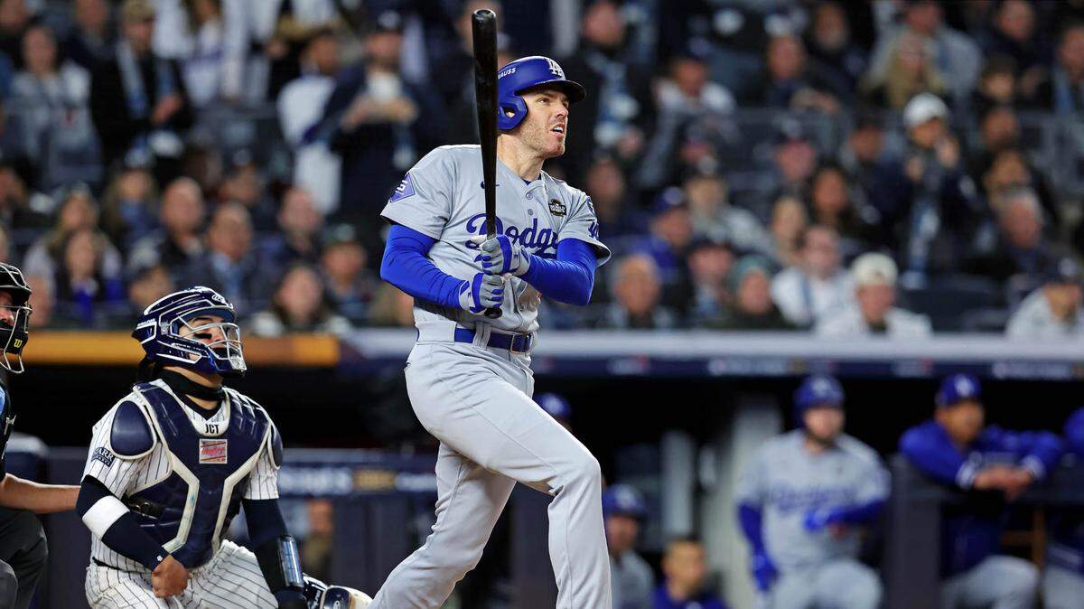 El primera base de los Dodgers de Los Angeles Freddie Freeman batea un jonrón de dos carreras en el primer inning ante los Yankees, en el tercer partido de la Serie Mundial celebrado el 28 de octubre de 2024 en Nueva York.