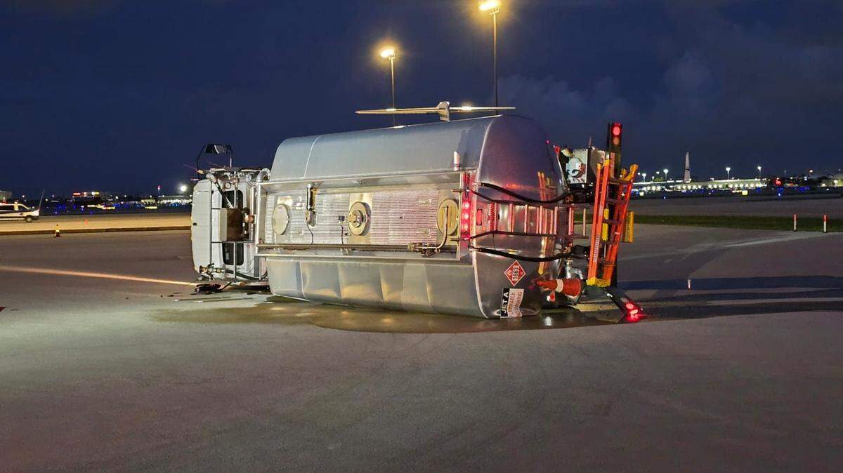 Dos personas resultaron heridas tras volcarse un camión con combustible en Miami en la madrugada del 6 de junio de 2024.