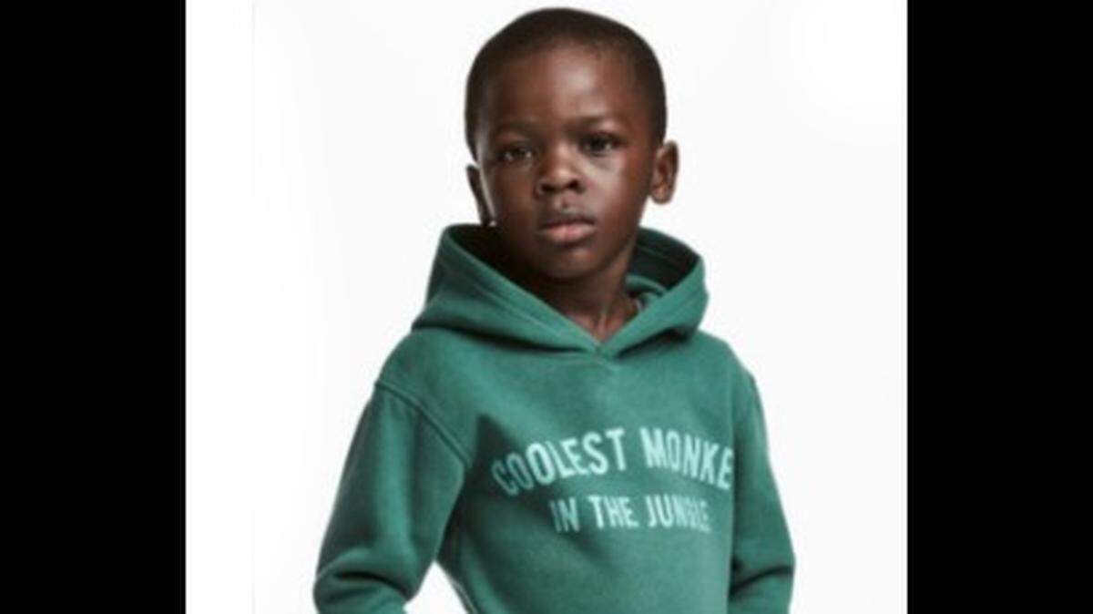 La polémica foto muestra a un niño negro con una sudadera en la que puede leerse “Coolest monkey in the jungle” (El mono más genial de la selva). 