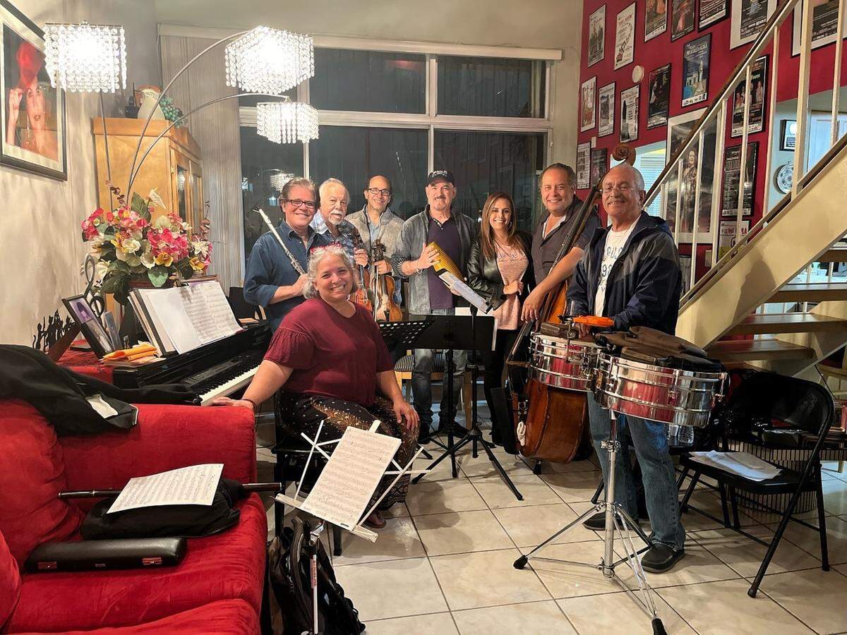Los músicos Federico Britos, Andrés Trujillo, Darleen Trujillo, Ramsés Colón, René Lorente, Rubén “Tutti” Jiménez, Paula Zuleta y Luis Serrano.