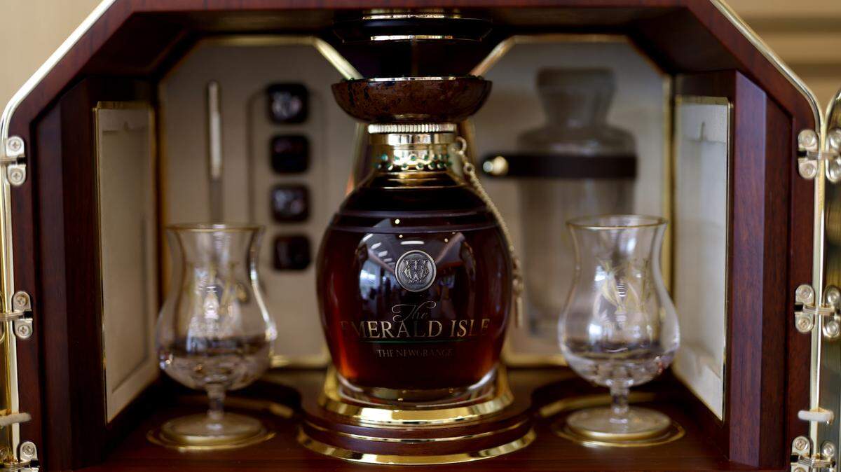 Una botella de whiskey irlandés de 30 años se ha convertido en la más cara del mundo tras venderse a un coleccionista estadounidense por $2,8 millones, anunció este lunes la compañía dublinesa The Craft Irish Whiskey.