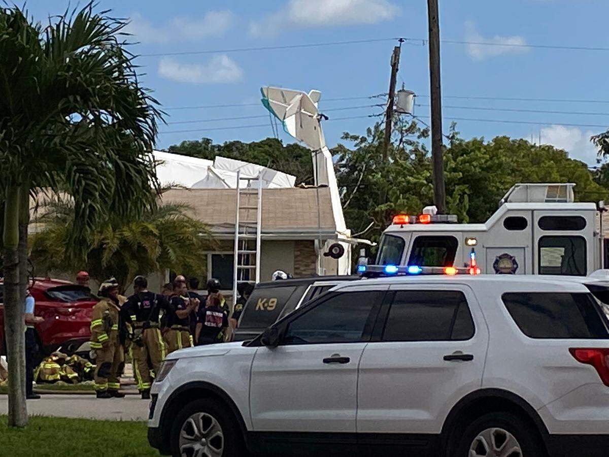 Vista de la escena de un pequeño avión que se estrelló contra una casa ubicada en la cuadra 2200 de Jamaica Drive , Miramar, Florida, cerca del aeropuerto North Perry en Pembroke Pines el lunes 17 de octubre de 2022.