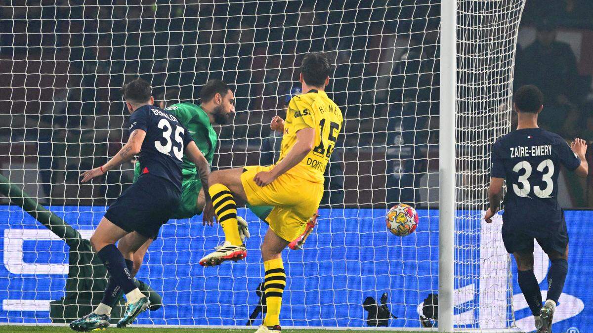 Con un gol de cabeza en un tiro de esquina del veterano defensor central Mats Hummels (centro) al minuto 50, el Borussia Dortmund derrotó 1-0 al Paris Saint-German, en el partido de vuelta de las semifinales de la Liga de Campeones celebrado el martes 7 de mayo de 2024 en París.
