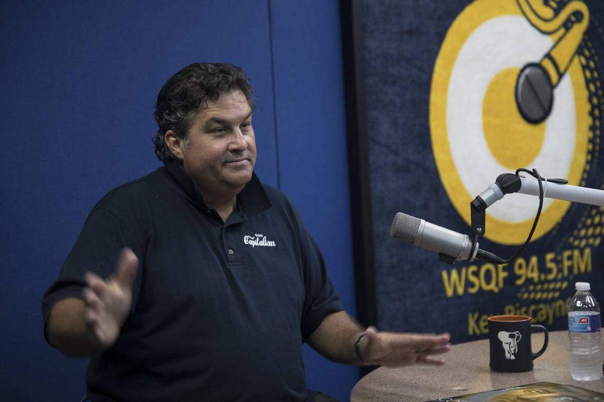 Manuel A. Cambó, gerente de la estación radial WSQF 94.5FM Blink Radio, está ayudando a subastar la campana que supuestamente iba en una de los navíos de Cristóbal Colón.