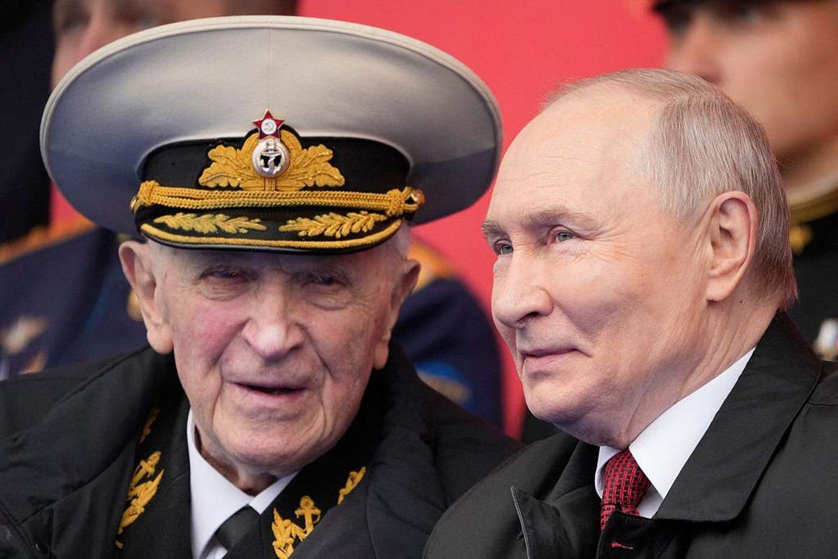 El presidente ruso, Vladimir Putin, conversa con el veterano de la Segunda Guerra Mundial Svet Turunov durante el desfile militar del Día de la Victoria en la Plaza Roja, en el centro de Moscú, el 9 de mayo de 2026.